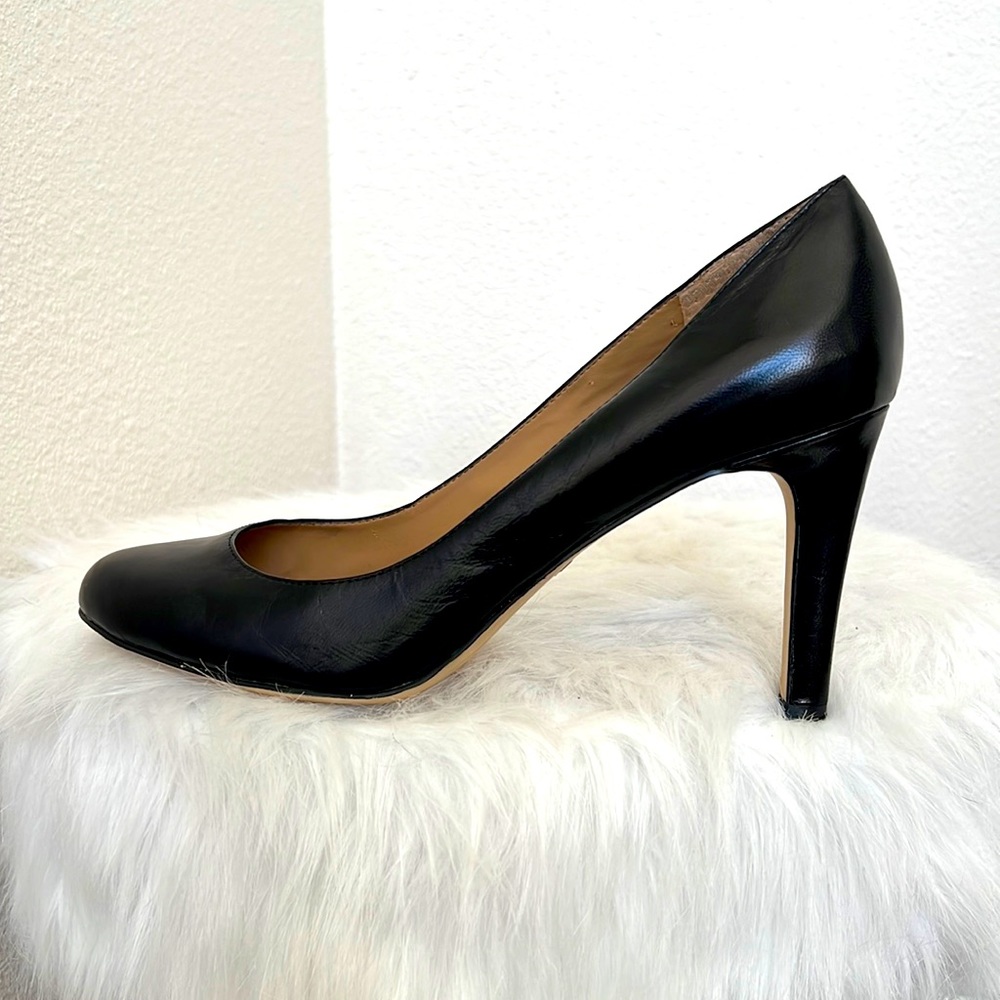 Ann Taylor black leather round toe pumps